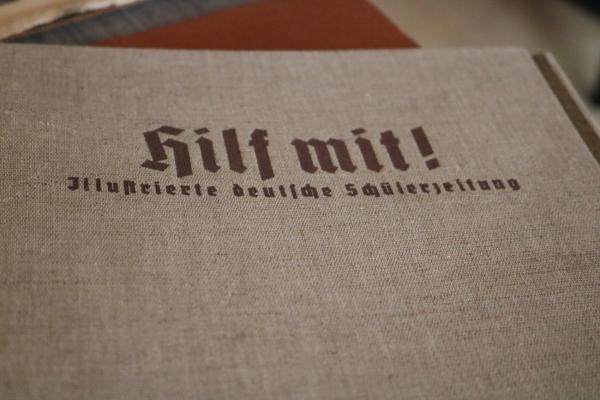 alter unbenutzter Sammelordner für Hilf mit! Illustrierte deutsche Schülerzeitung